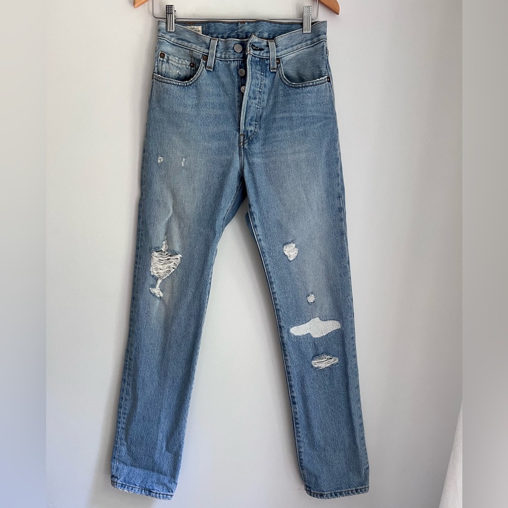 Levi’s 501 light wash distressed 26